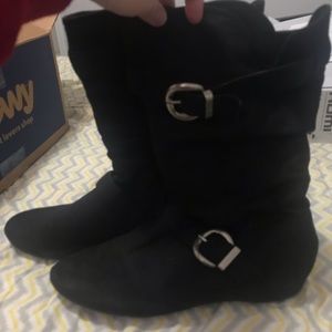 Black boots with buckles
